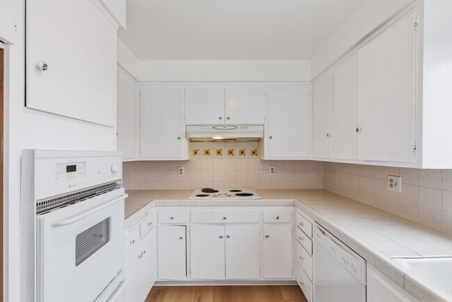 Building Photo - HUGE TOP FLOOR 2 BED 2 BATH IN PRIME SANTA MONICA! -FIREPLACE, BALCONY & GARAGE PARKING SPACE