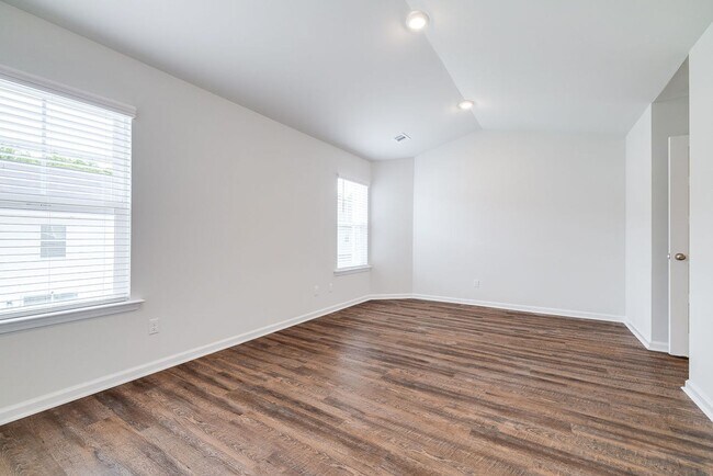 Building Photo - 3 Bed 2.5 Bath, Multiple Townhomes Units A...