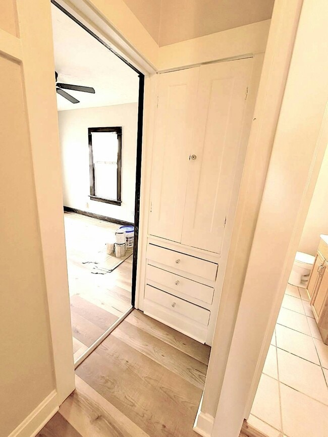 Building Photo - 1303 Lakeland Ave