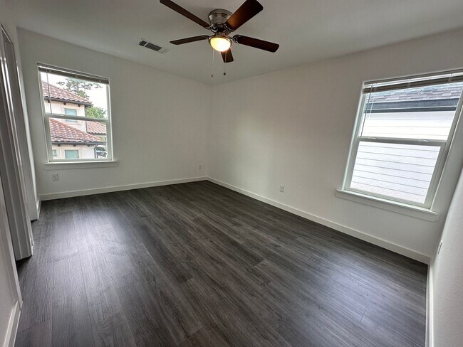 Building Photo - 3-Bedroom Duplex with Modern Finishes & Fu...