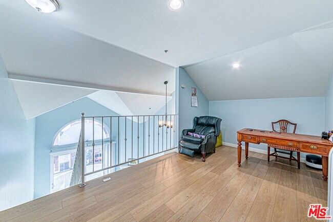Building Photo - 620 S Gramercy Pl