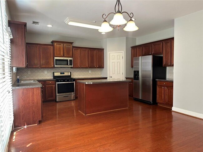 Building Photo - 669 Maple Grove Way