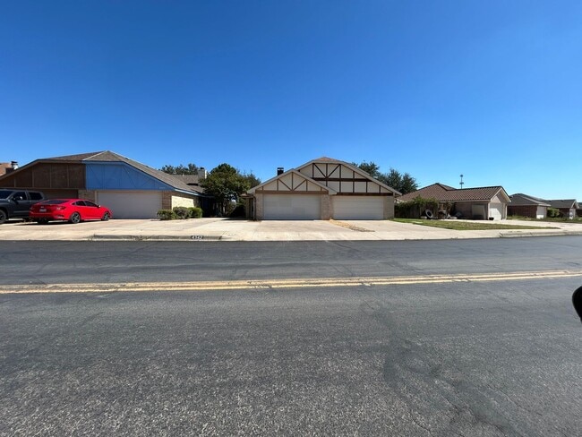 Building Photo - Beautiful Duplex in Esmond Estates