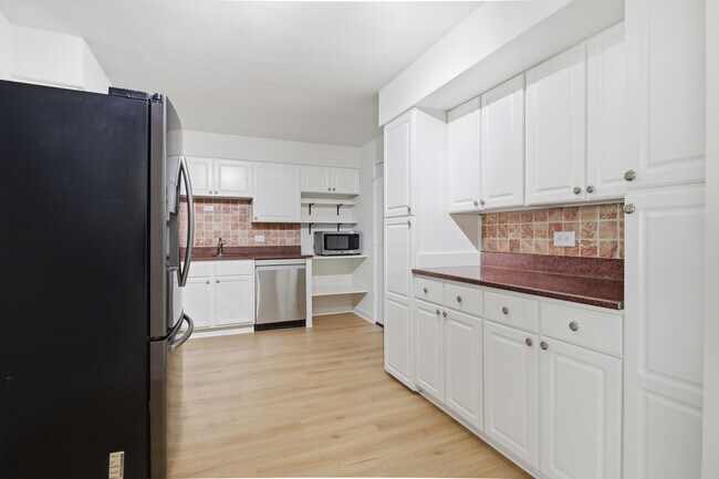 Building Photo - 750 W Dempster St