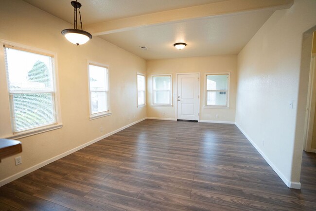 Building Photo - Charming Bungalow in Henderson Center!