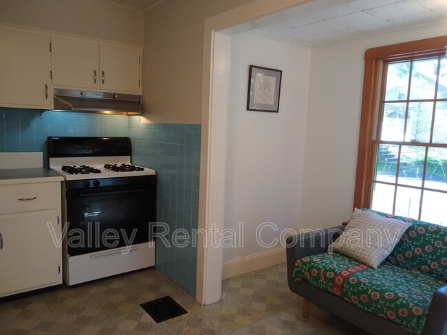 Building Photo - 323 Pelham Rd