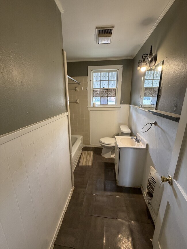 Building Photo - 432 Waller Ave