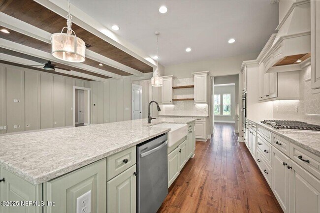 Building Photo - 305 Seahill Dr