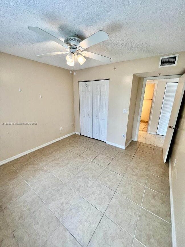 Building Photo - 400 Crestwood Ct N