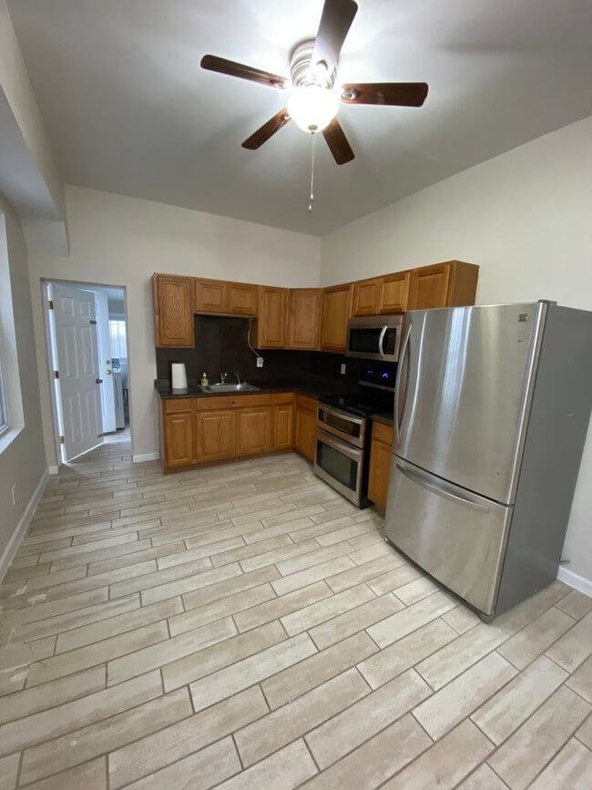 Building Photo - 3B1.5B Row House Available NOW in Fishtown