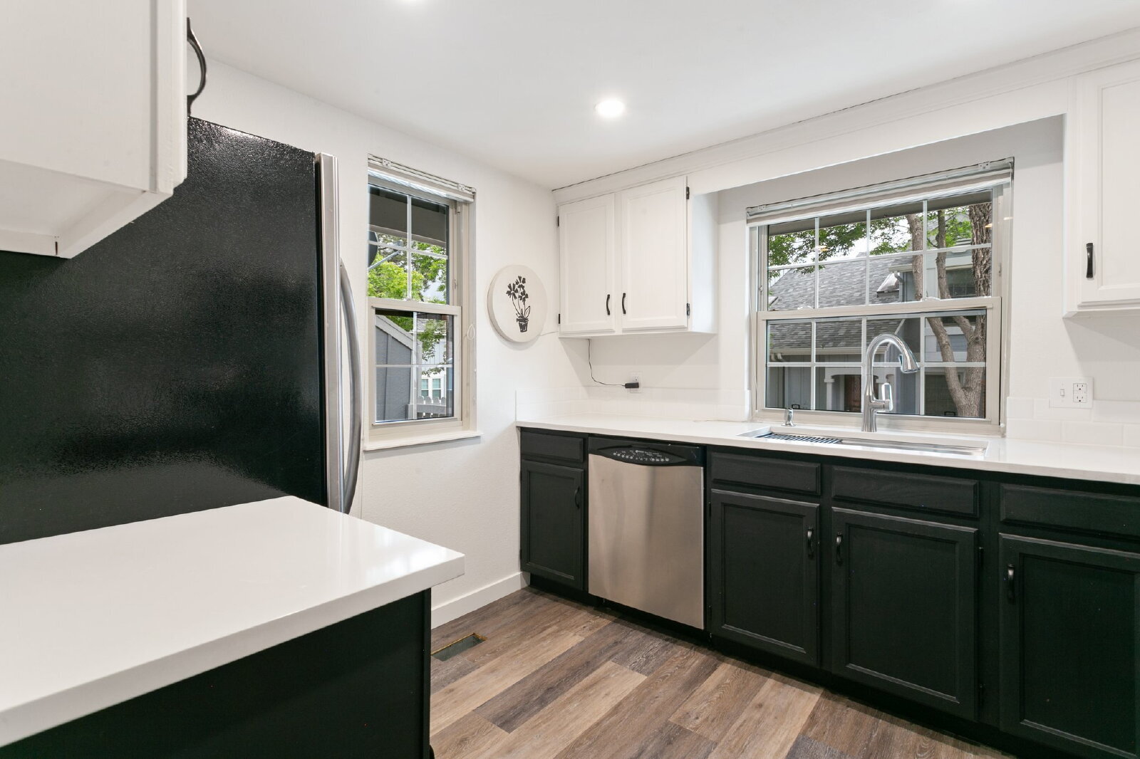 Building Photo - Charming 2BR + Loft Townhome with Stylish ...