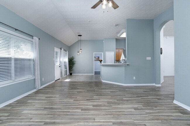 Building Photo - 28610 Hidden Cove Dr