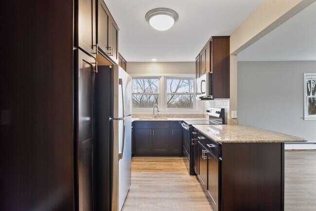 Building Photo - Large Remodeled 2 Bedroom