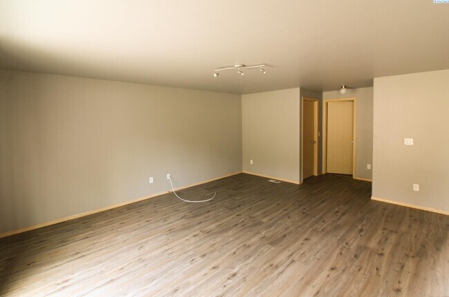 Building Photo - 4 Bed/2.5 Bath House in West Pasco