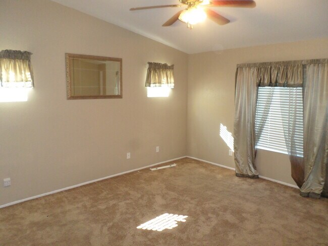 Building Photo - Great 4 BR + BONUS Room off Calle Del Oso Oro