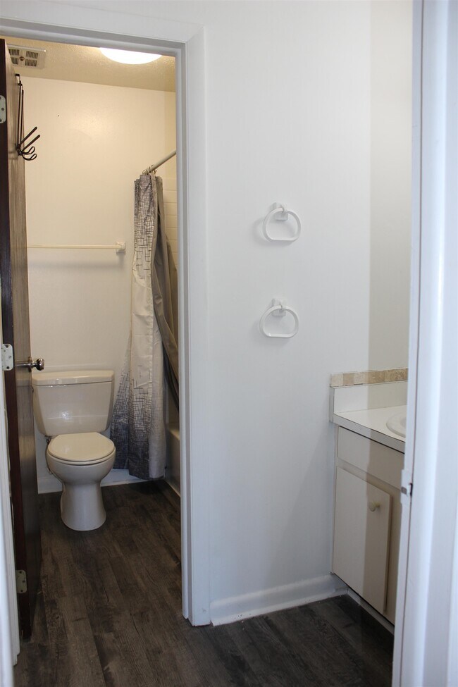 Building Photo - 409 Westwood Dr