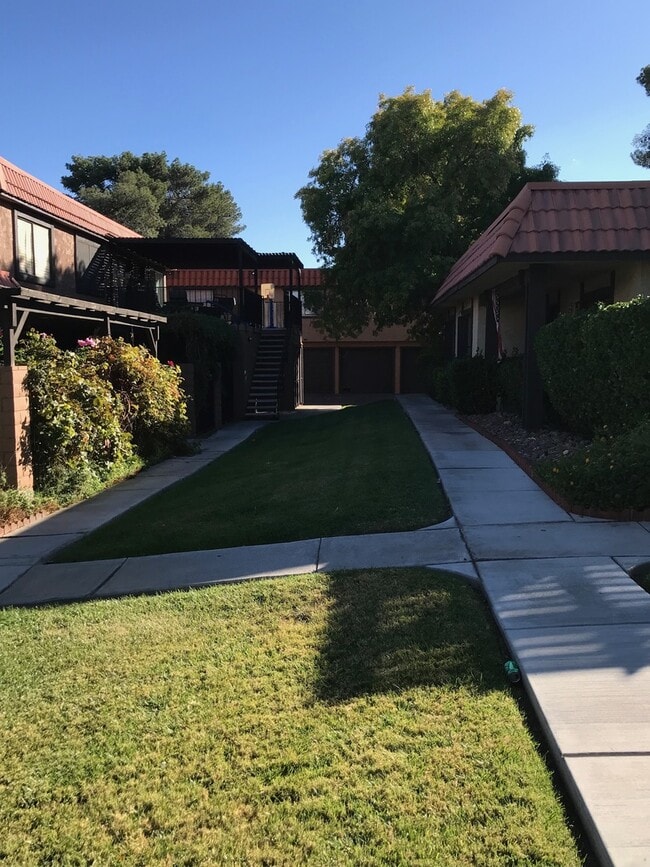 Building Photo - BEAUTIFUL 2 BEDS 1 1/2  BATHROOM APARTMENT PLUS 1 CAR GARAGE MLOVE IN SPECIAL