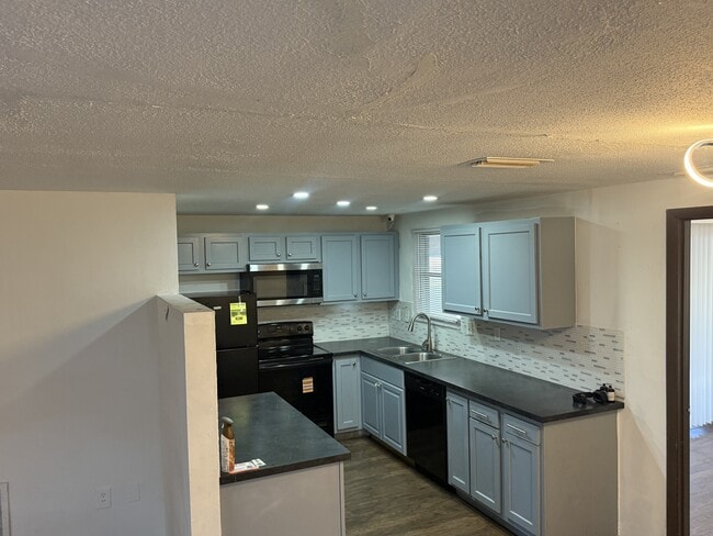 Building Photo - 7634 Rosewood Dr