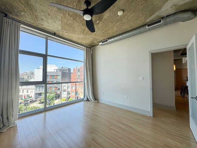 Building Photo - Sun-filled 2 Bed 2 Bath Condo In Vibrant Columbia Heights