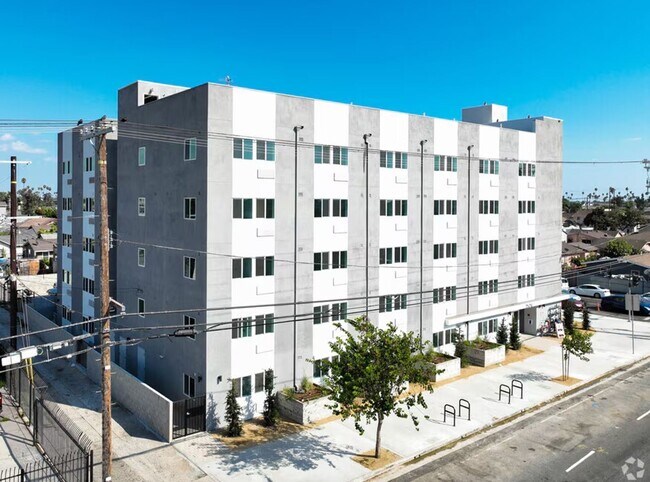 Building Photo - 7518 S Hoover St
