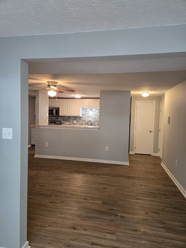 Building Photo - Two Bedroom Condo One level two bedroom co...