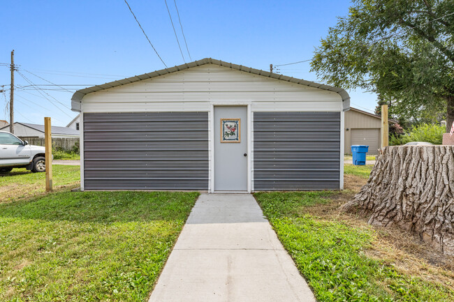 Building Photo - 963 8th St E