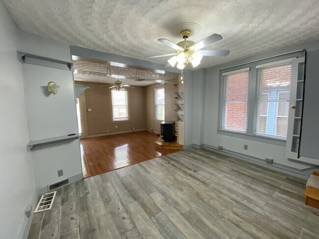 Building Photo - 3 Bedroom 1.5 Bath Private Home Must See K...