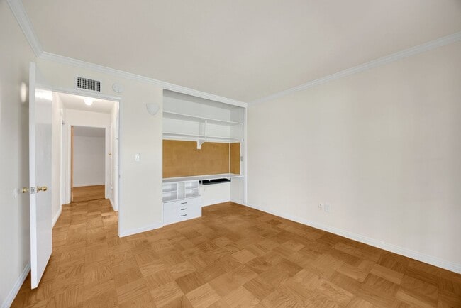 Building Photo - Adorable 3 Bed / 2 Bath Home w/ Detached 2 Car Garage