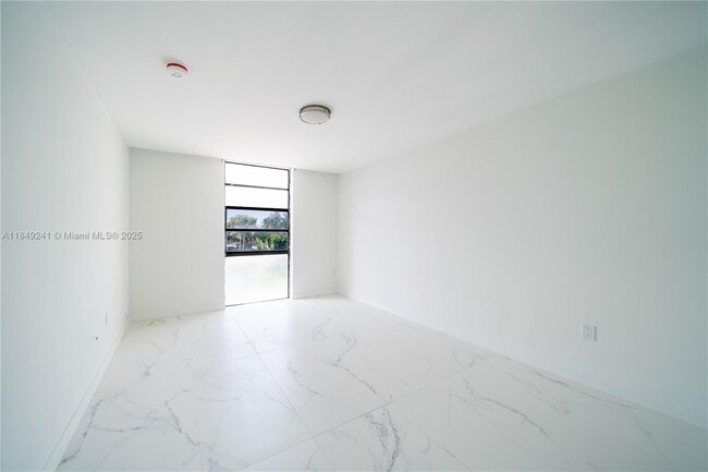 Building Photo - 2500 NE 135th St