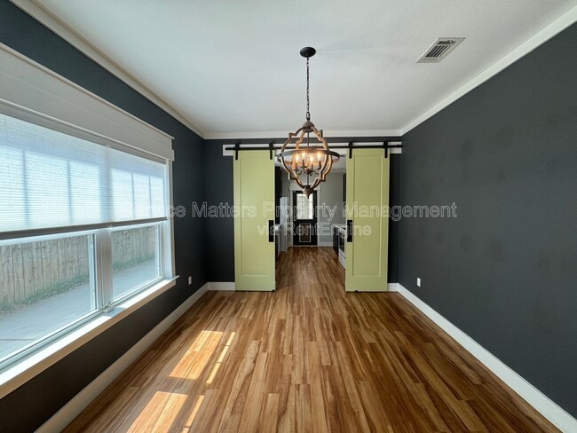 Building Photo - 1416 E Baars St