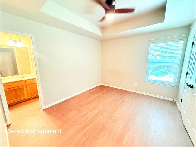 Building Photo - 1203 E Ave G