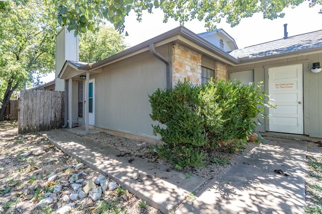 Building Photo - 701 Country Aire Dr