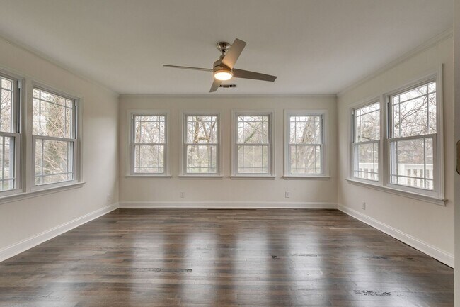 Building Photo - 4 Bedroom, 3 Bath Home w/  1 Car Garage