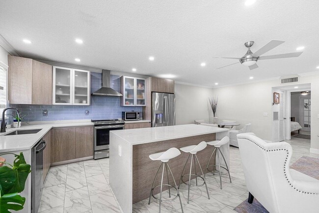 Building Photo - 810 High Point Dr W