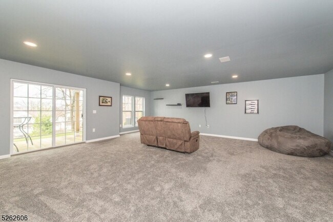 Building Photo - 5 White Aster Ct