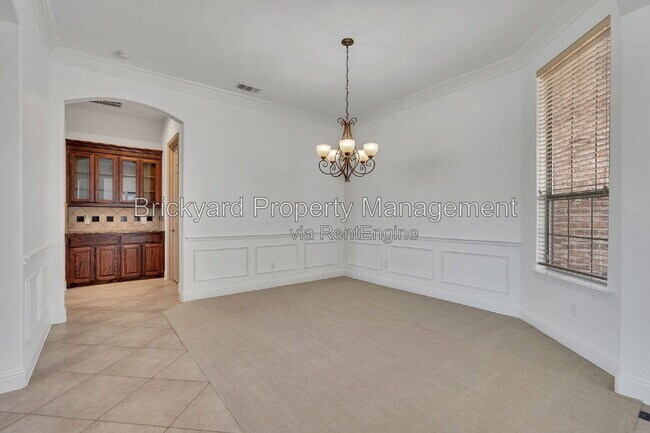 Building Photo - 350 Pine Valley Dr