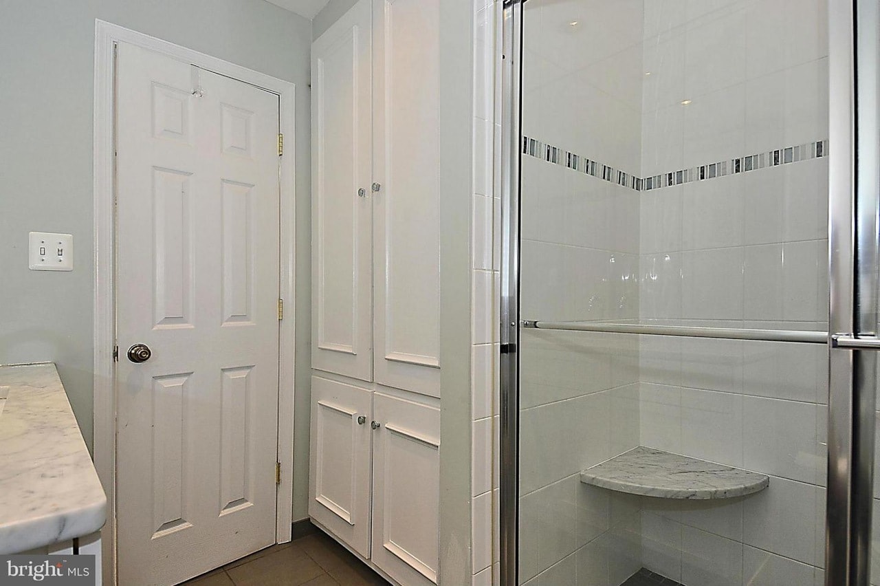 Building Photo - 1127 Fairview Ct