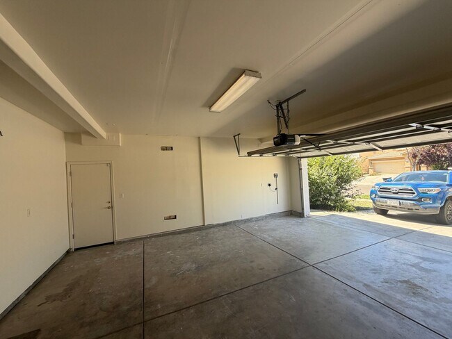 Building Photo - 702 Chandon Dr
