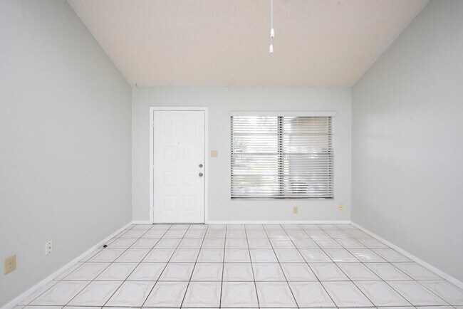 Building Photo - Cute 4/2 House In Buenaventura Lakes for Rent