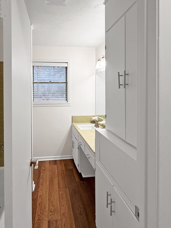 Building Photo - 204 Meadow Ln