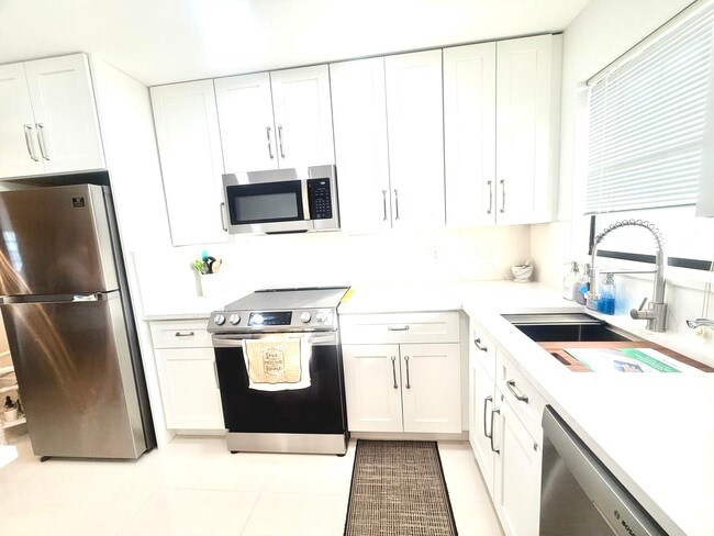 Building Photo - 4640 Lucerne Lakes Blvd W