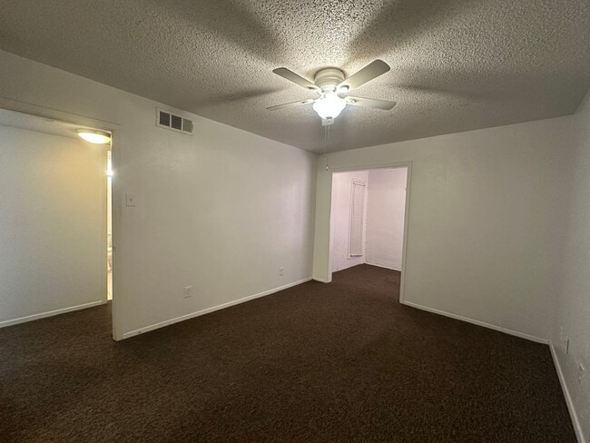Building Photo - Charming 2-Bed Unit in Dallas! Community p...