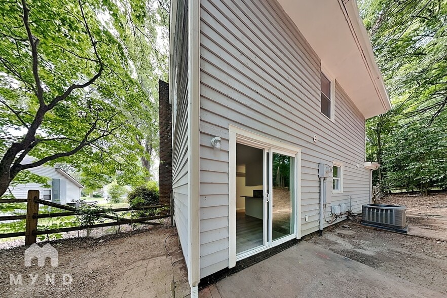 Building Photo - 5424 2 Moons Dr
