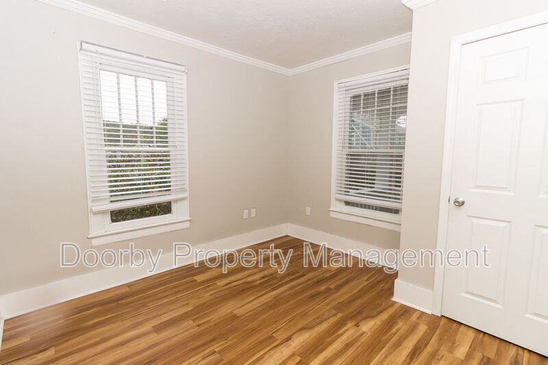 Building Photo - 209 W Peak St