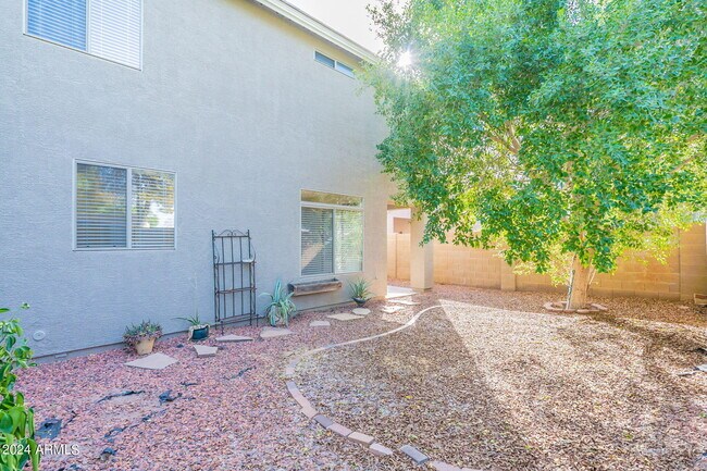 Building Photo - 1078 E Saragosa St