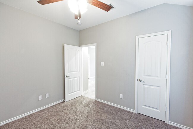 Building Photo - 3 bed plus home office for Lease