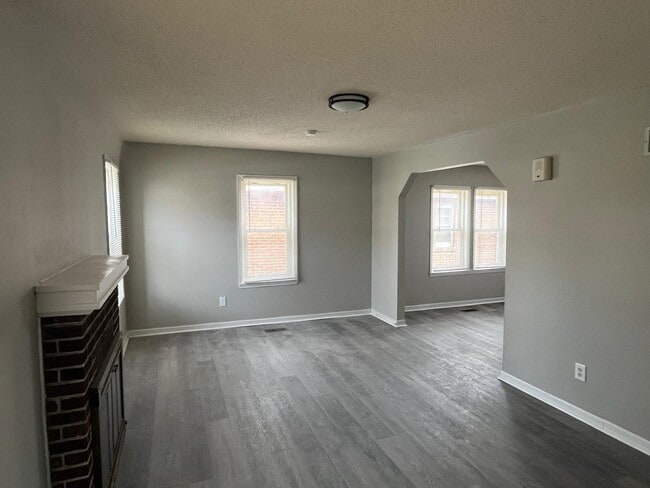 Building Photo - "Charming 3-Bedroom Home with Cozy Fireplace & Gleaming Hardwood Floors!" SECTION 8 PREFERRED!