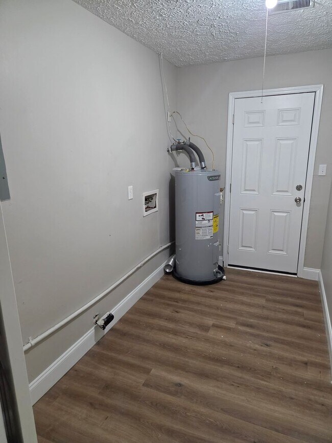 Building Photo - Fully Renovate Property Available for rent NOW!