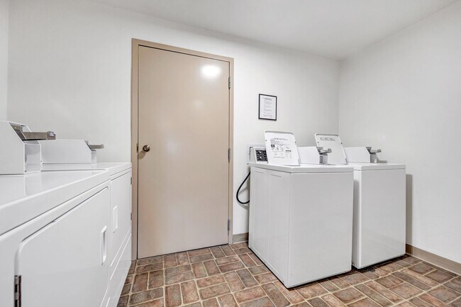 Building Photo - 2 Bedroom Spacious 2nd floor Apartment