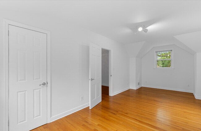 Building Photo - 190 E Rocks Rd